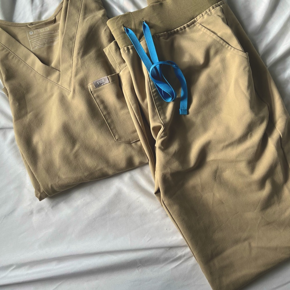 NWOT Tan Figs set in S/ ST